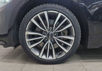 Подержанный автомобиль Kia Stinger 2018 года (12 фото)