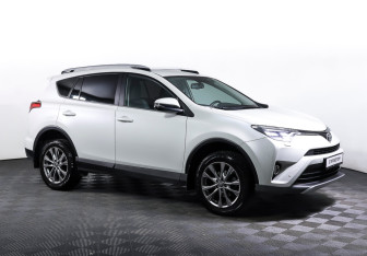 Подержанный автомобиль Toyota RAV4 2016 года (3 фото)