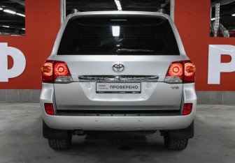 Подержанный автомобиль Toyota Land Cruiser Suv 2012 года (6 фото)