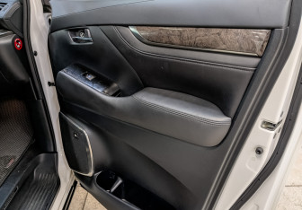 Подержанный автомобиль Toyota Alphard 2019 года (23 фото)