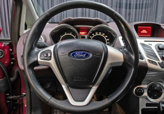 Подержанный автомобиль Ford Fiesta Hatchback 2011 года (16 фото)