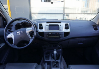 Подержанный автомобиль Toyota Hilux 2013 года (11 фото)