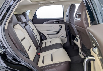 Новый FAW Bestune T77 2024 (12 фото)