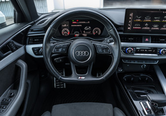 Подержанный автомобиль Audi A4 Sedan 2020 года (10 фото)
