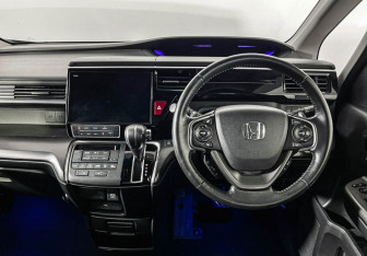 Подержанный автомобиль Honda Stepwgn 2018 года (12 фото)