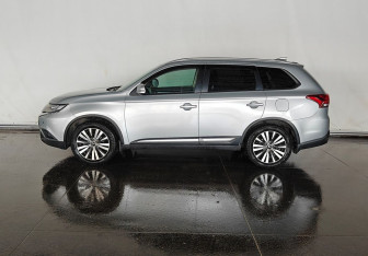 Подержанный автомобиль Mitsubishi Outlander 2019 года (8 фото)