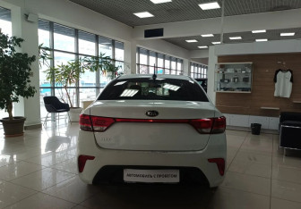 Подержанный автомобиль Kia Rio Sedan 2018 года (6 фото)
