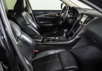 Подержанный автомобиль Infiniti Q50 2017 года (10 фото)