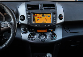 Подержанный автомобиль Toyota RAV4 2010 года (10 фото)