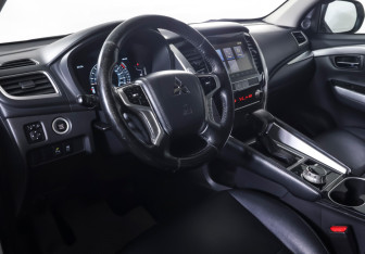 Подержанный автомобиль Mitsubishi Montero Sport 2022 года (17 фото)