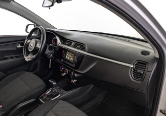 Подержанный автомобиль Kia Rio Hatchback 2021 года (11 фото)