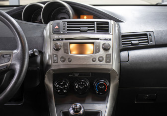 Подержанный автомобиль Toyota Verso 2009 года (15 фото)