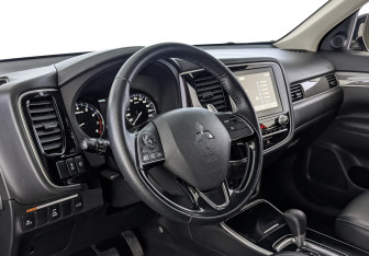 Подержанный автомобиль Mitsubishi Outlander 2021 года (15 фото)