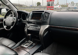 Подержанный автомобиль Toyota Land Cruiser Suv 2010 года (9 фото)