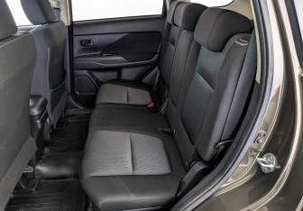 Подержанный автомобиль Mitsubishi Outlander 2015 года (18 фото)