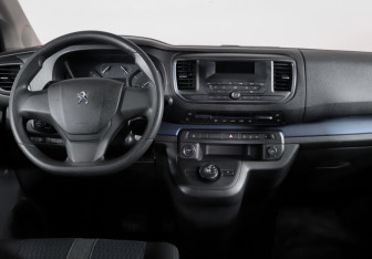 Подержанный автомобиль Peugeot Traveller 2017 года (12 фото)