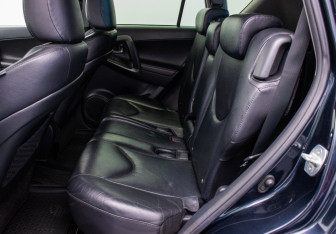 Подержанный автомобиль Toyota RAV4 2012 года (11 фото)