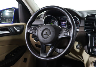 Подержанный автомобиль Mercedes-Benz GLE 2017 года (15 фото)