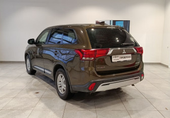 Подержанный автомобиль Mitsubishi Outlander 2019 года (7 фото)