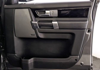 Подержанный автомобиль Land Rover Discovery 2016 года (25 фото)