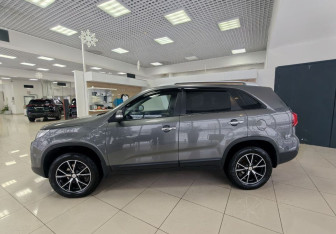 Подержанный автомобиль Kia Sorento 2017 года (8 фото)