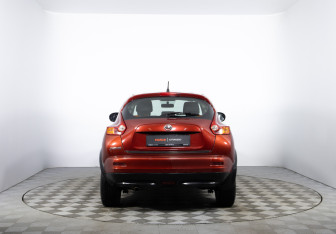 Подержанный автомобиль Nissan Juke 2014 года (6 фото)