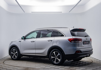 Подержанный автомобиль Kia Sorento 2015 года (7 фото)