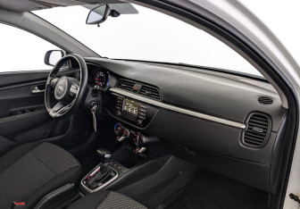Подержанный автомобиль Kia Rio Sedan 2020 года (13 фото)