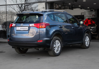 Подержанный автомобиль Toyota RAV4 2013 года (4 фото)