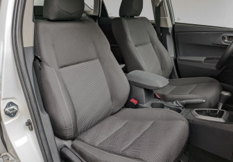 Подержанный автомобиль Toyota Auris Hatchback 2013 года (23 фото)