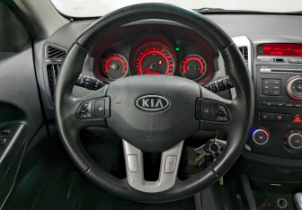 Подержанный автомобиль Kia Ceed Wagon 2010 года (24 фото)