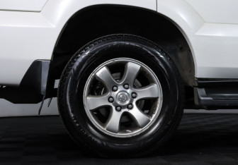 Подержанный автомобиль Toyota Land Cruiser Prado 2002 года (19 фото)