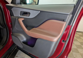 Подержанный автомобиль Jaguar F-Pace 2016 года (23 фото)