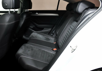 Подержанный автомобиль Volkswagen Passat Sedan 2021 года (13 фото)