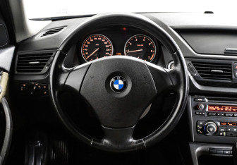 Подержанный автомобиль BMW X1 2011 года (15 фото)