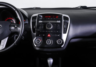 Подержанный автомобиль Kia Ceed Wagon 2010 года (14 фото)