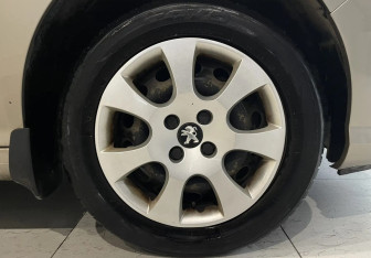 Подержанный автомобиль Peugeot 408 2013 года (17 фото)