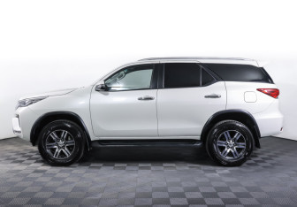 Подержанный автомобиль Toyota Fortuner 2022 года (8 фото)
