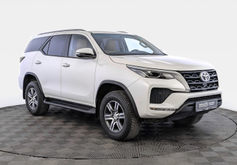 Подержанный автомобиль Toyota Fortuner 2022 года (3 фото)