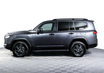 Подержанный автомобиль Toyota Land Cruiser Suv 2021 года (3 фото)