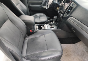 Подержанный автомобиль Mitsubishi Pajero 2015 года (9 фото)