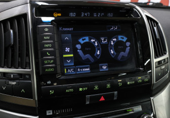 Подержанный автомобиль Toyota Land Cruiser Suv 2012 года (16 фото)