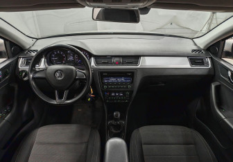 Подержанный автомобиль Skoda Rapid Liftback 2014 года (11 фото)
