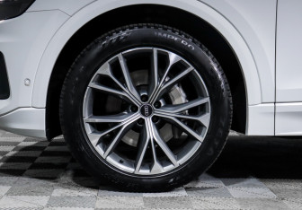 Подержанный автомобиль Audi Q8 2022 года (15 фото)