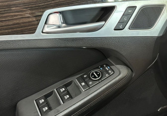Подержанный автомобиль Hyundai Genesis 2014 года (17 фото)