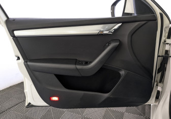 Подержанный автомобиль Skoda Octavia Liftback 2014 года (19 фото)