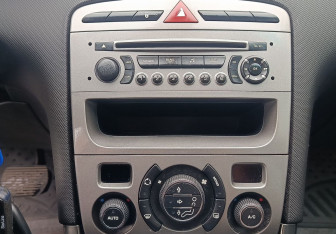 Подержанный автомобиль Peugeot 308 Hatchback 2011 года (16 фото)
