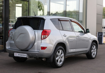 Подержанный автомобиль Toyota RAV4 2006 года (5 фото)
