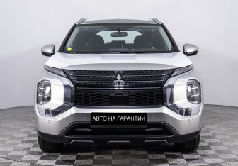 Подержанный автомобиль Mitsubishi Outlander 2022 года (2 фото)