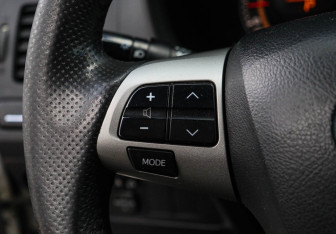Подержанный автомобиль Toyota Auris Hatchback 2011 года (18 фото)